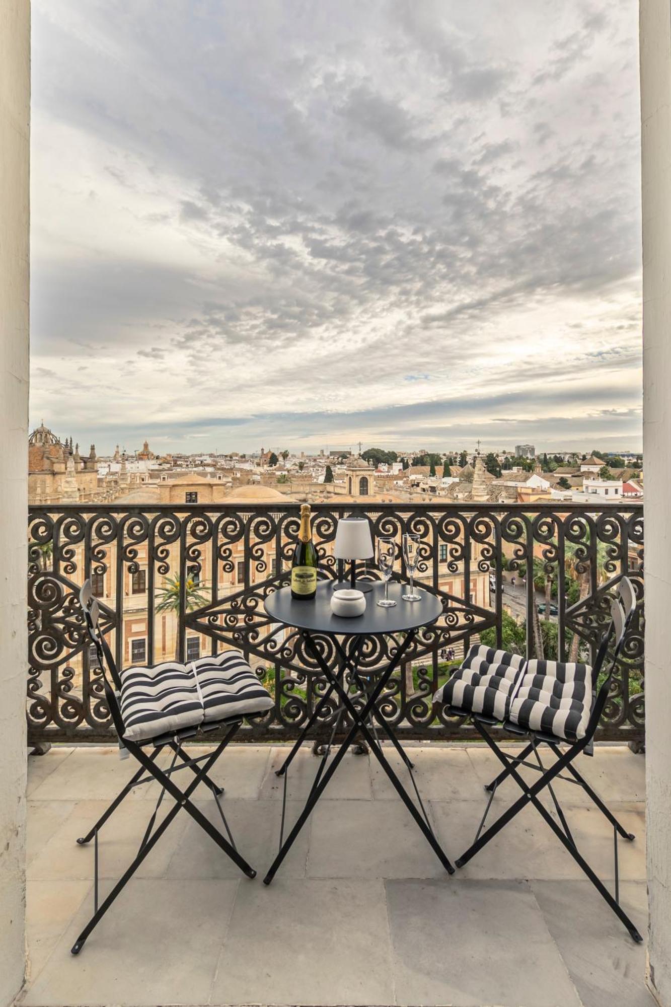 Isg Apartments The Most Exclusive Apartment In Sevillaparking Esterno foto
